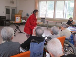 紙芝居師の　三橋とらさん　がいらっしゃいました。