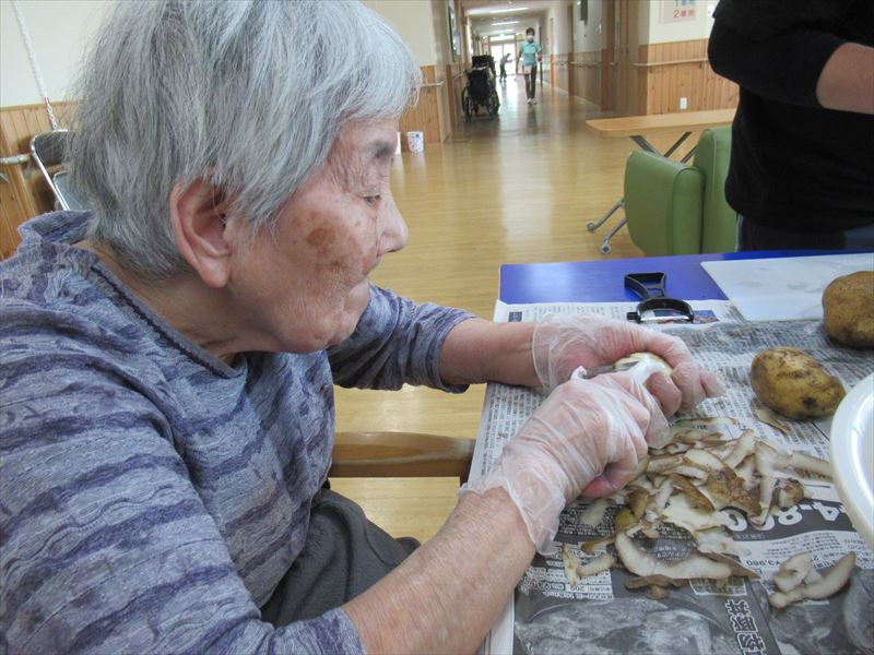 芋の皮むきを手伝って下さいました！