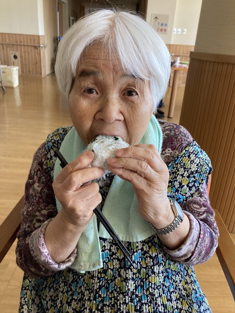 おにぎり祭りで作ったおにぎりを皆さんで食べました🍙