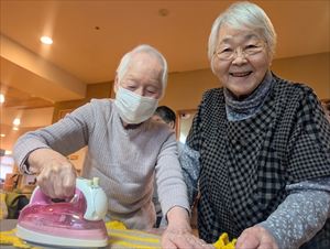 仲良くアイロンがけ🌞